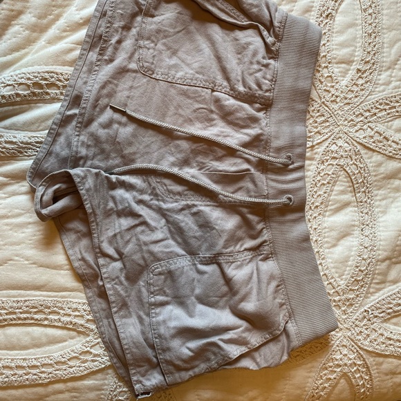 Aritiza 100% cotton shorts - Picture 2 of 5